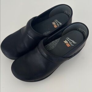 Dansko Women’s XP 2.0 Black Clogs